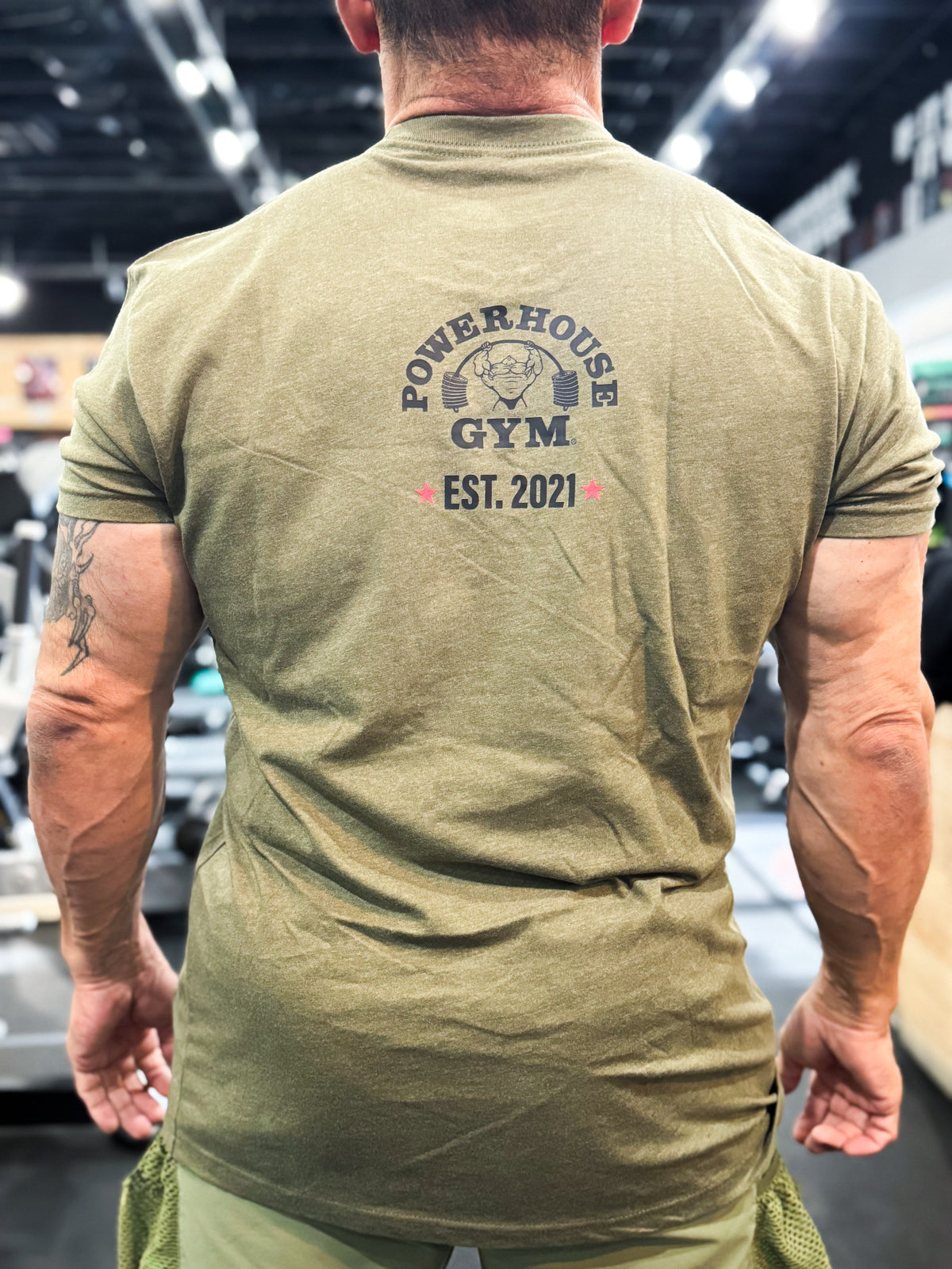 パワーハウスジム ラスベガス バーティカルロゴ Tシャツ - ミリタリーグリーン